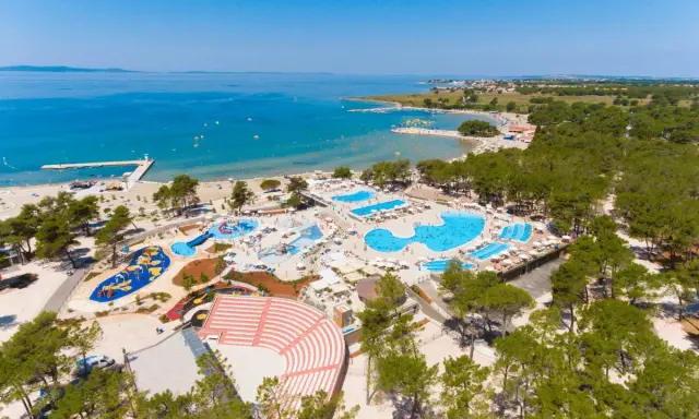 Idealny weekend majowy nad morzem: rozległy aquapark z basenami i zjeżdżalniami, plaża i błękitne morze.