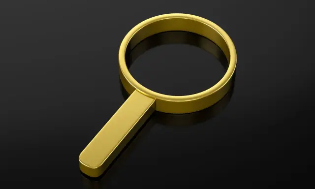 Lente d'ingrandimento in **oro 24 carati** su sfondo nero lucido, simbolo di ricerca preziosa.