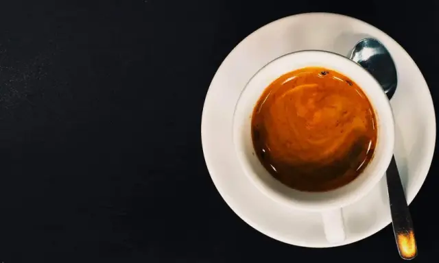 Ein perfekt zubereiteter Espresso, bereit zum Genießen. So einfach kann espresso selber machen sein!