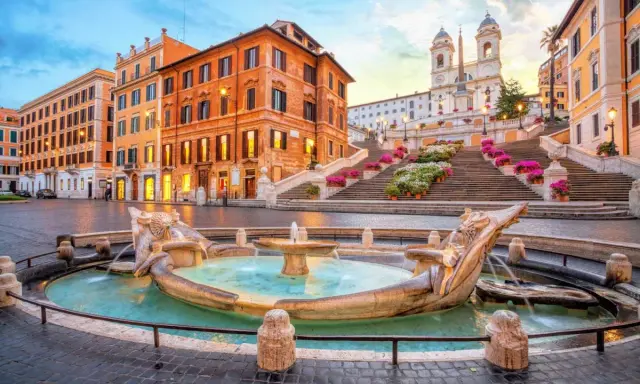 Fontana della Barcaccia e la scalinata di Trinità dei Monti, un luogo iconico di Roma. Curiosità: la fontana fu danneggiata dai soldati francesi nel 1798.