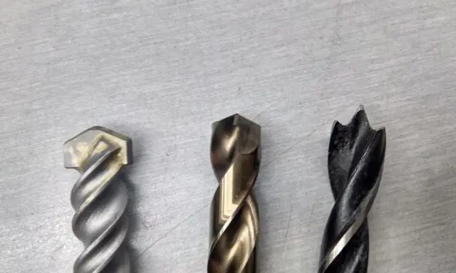 Tres brocas diferentes: una para mampostería, una para metal y una para madera. Cada broca tiene un diseño único para su propósito.
