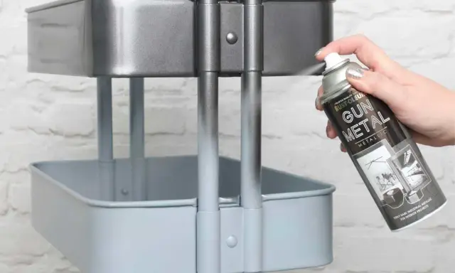 Malowanie plastiku sprayem na metaliczny kolor. Wózek zyskuje nowy wygląd dzięki puszce "Gun Metal".