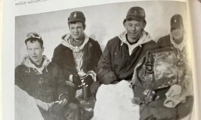Fyra män i vinterkläder, en av dem är Allan Mann, poserar i snön.