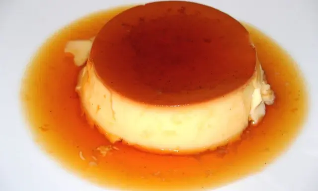 Un délicieux crème caramel, son dessus brillant et sa sauce ambrée invitent à la dégustation.