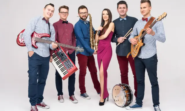 Zespół weselny gotowy do gry! Wokalistka, gitarzyści, klawiszowiec, saksofonista i perkusista czekają na pytania do zespołu weselnego.