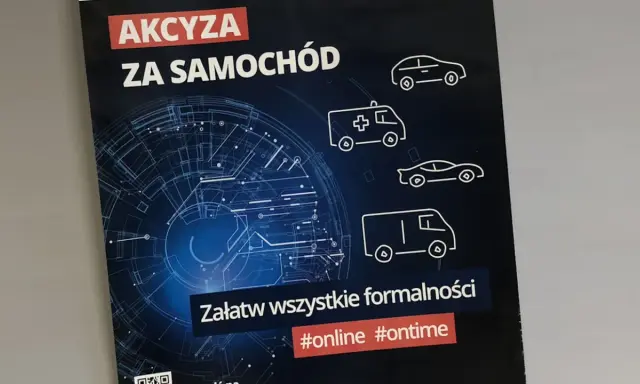 Akcyza za auto – załatw formalności online i ontime. Grafika przedstawia różne pojazdy: samochód osobowy, karetkę, sportowe auto i furgonetkę.