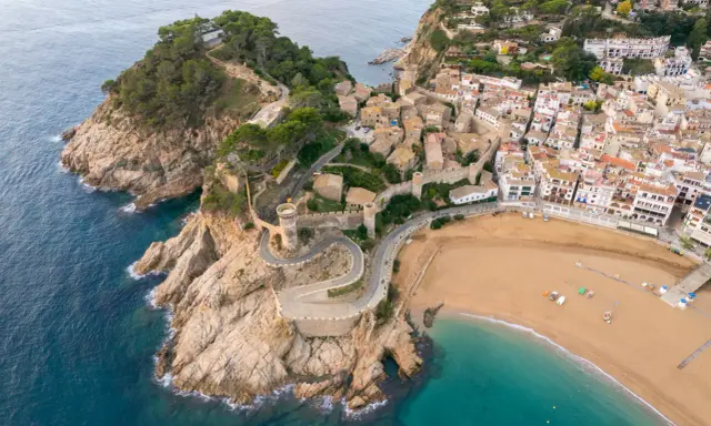 Wzgórze z zamkiem i kręta droga to jedne z głównych atrakcji Costa Brava. Widok na miasteczko i plażę zapiera dech w piersiach.