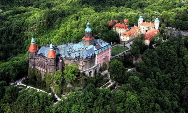 Malownicze zamki hotele w Polsce, otoczone bujną zielenią, zapraszają do magicznego świata historii i luksusu.