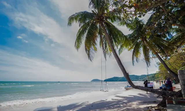 Rajska plaża na wyspie Phu Quoc z palmami, huśtawką i turkusowym morzem. Idealne miejsce na relaks.