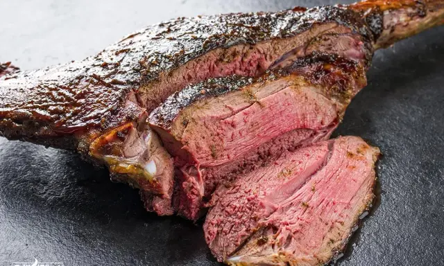 Saftige Hirschkeule, perfekt gegrillt. Die Kerntemperatur ist ideal für ein zartes, rosa Fleisch.
