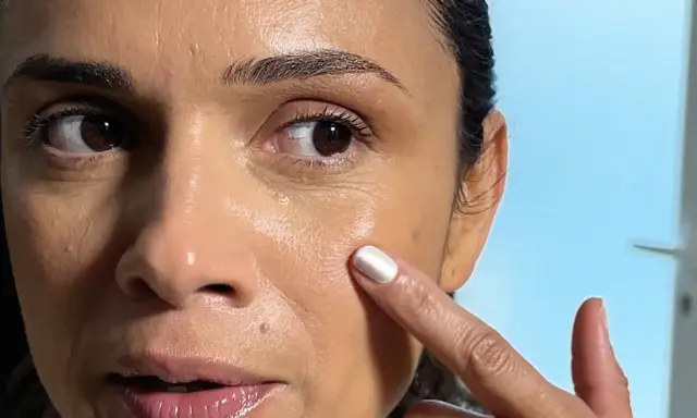 Demostración de cómo maquillar los ojos a partir de los 50 años, resaltando la mirada con técnicas sencillas.