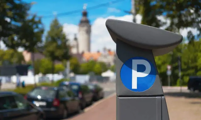 Parquímetro con símbolo de estacionamiento. La etiqueta eco paga zona azul para aparcar en la ciudad.