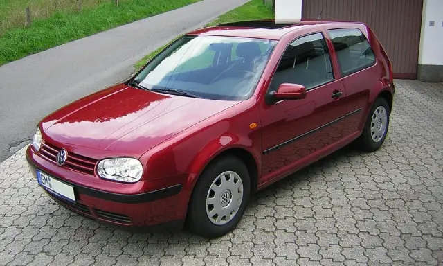 Czerwony Golf 4 zaparkowany na podjeździe. Warto sprawdzić bezpieczniki, jeśli coś nie działa.