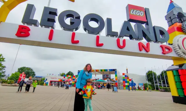 Familia en la entrada de LEGOLAND Billund, un destino ideal entre las ciudades europeas para ir con niños.