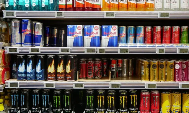 Półki sklepowe uginają się od napojów energetycznych: Red Bull, Burn, Monster. To świetne merchandising przykłady.