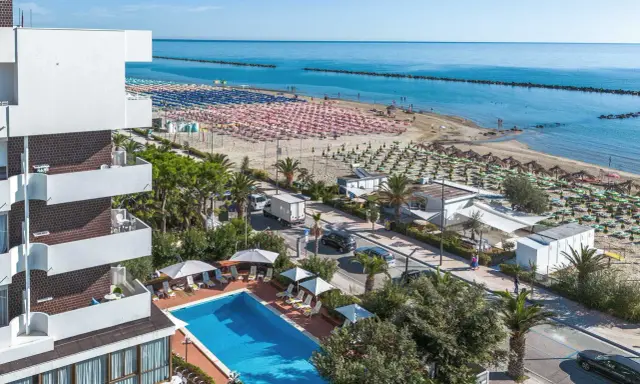 Vista aerea del **hotel Haway Abruzzo** con piscina, spiaggia attrezzata e mare azzurro.