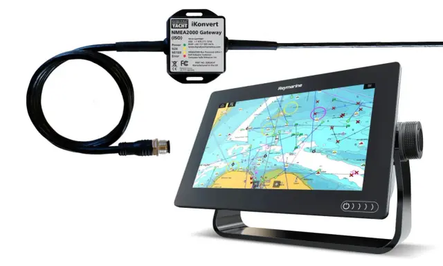 Un boîtier Digital Yacht iKonvert pour branchement NMEA 0183 et NMEA 2000, connecté à un écran Raymarine affichant une carte marine.