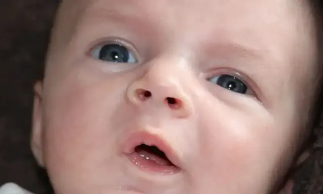 Oczy dziecka, jak widzi 3 miesięczne dziecko, są lekko rozmazane, ale widać w nich ciekawość świata.