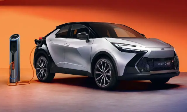 Nuova Toyota C-HR in ricarica, un'anteprima delle auto elettriche in arrivo. Design futuristico e tecnologia all'avanguardia.