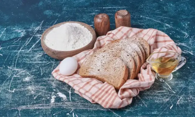Ingrédients pour une brioche moelleuse : farine, œuf, miel et pain tranché. Quelle farine pour brioche ?