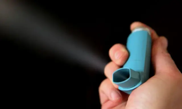 Hand hält blauen Inhalator, der Nebel versprüht. Informationen zu brimica genuair nebenwirkungen sind wichtig.