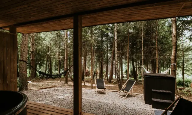 Relaks w lesie: hamak, leżaki i balia czekają na gości aloha camp.
