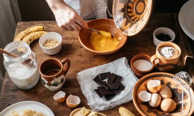 Préparation d'une recette avec des ingrédients comme des œufs, des bananes et du chocolat qui ne fond pas.