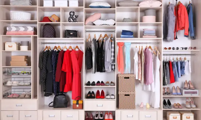 Come organizzare l'armadio con poco spazio: abiti, scarpe, borse e accessori ordinati su ripiani e appendiabiti.