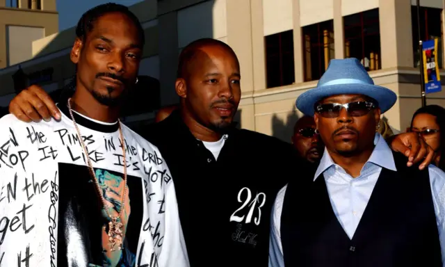 Snoop Dogg, Day Day i Nate Dogg, którego śmierć wstrząsnęła światem muzyki, pozują do zdjęcia.