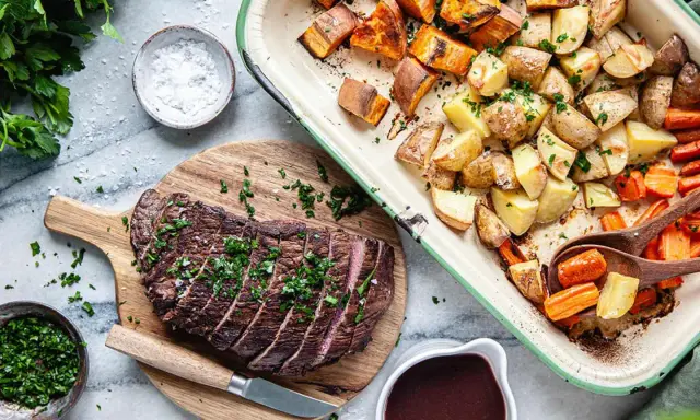 Skivad flankstek i ugn med rostade rotfrukter och en mustig sås. En härlig middag!