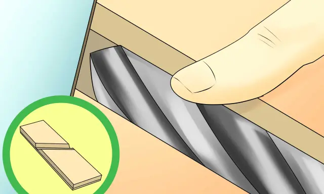 Proceso de afilado de brocas con una piedra de afilar. Se muestra una mano sujetando la broca contra la piedra.