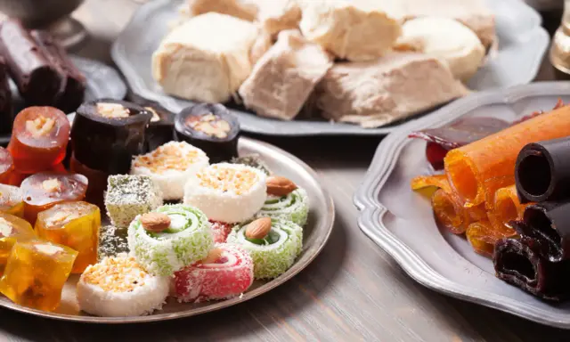 En härlig samling turkisk mat med olika sorters lokum, halva och fruktläder.