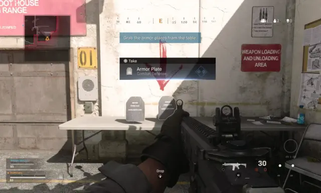 Gracz w Call of Duty Warzone zbiera płyty pancerza z podłogi.