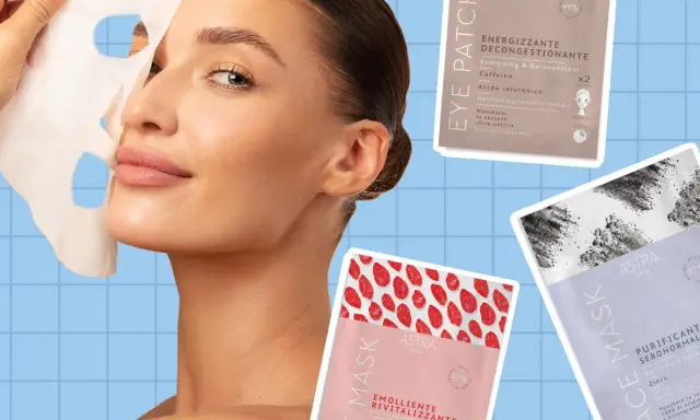 Donna applica una maschera viso prima o dopo la doccia, circondata da confezioni di maschere Astra Skin.