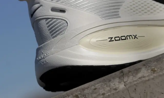 Biały but sportowy z napisem ZOOMX. Widoczna podeszwa i część cholewki. To jest właśnie ten słynny drop w butach, który wpływa na komfort biegu.