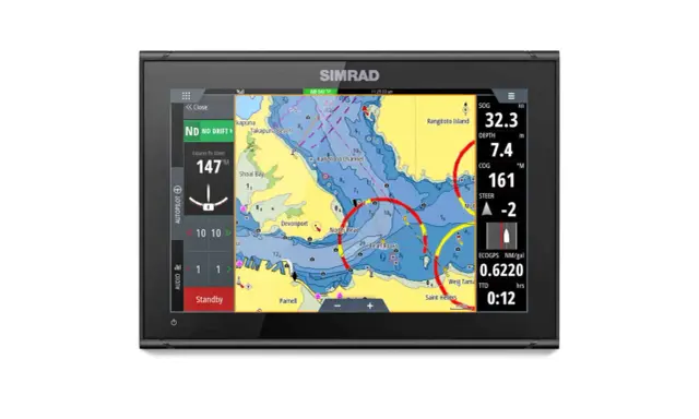 Écran Simrad affichant une carte nautique avec des données de navigation. La fonction side imaging est visible sur la carte.