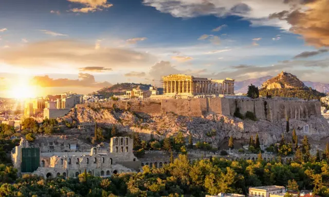L'Acropole d'Athènes baignée par le soleil couchant, un site qui évoque la grandeur de l'olympe mythologie.