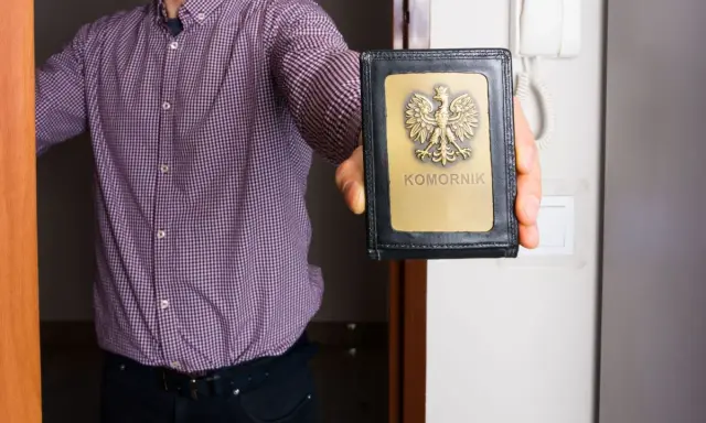 Komornik pokazuje legitymację. Czy umowa zlecenie chroni przed jego wizytą?