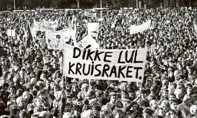 Grote menigte protesteert tegen kruisraketten, een teken van de nieuwe koude oorlog.