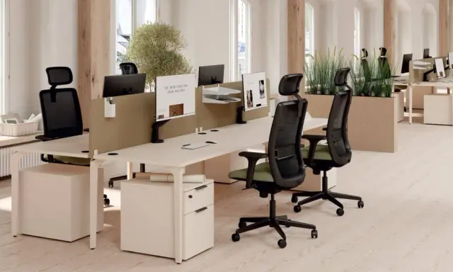 Aménagement de nouveaux bureaux lumineux avec postes de travail modernes, chaises ergonomiques et plantes vertes pour un environnement de travail agréable.