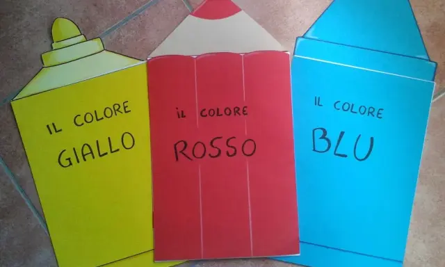 Giallo, rosso e blu: i colori primari prendono vita in forme di pastelli, pronti per insegnare ai bambini.