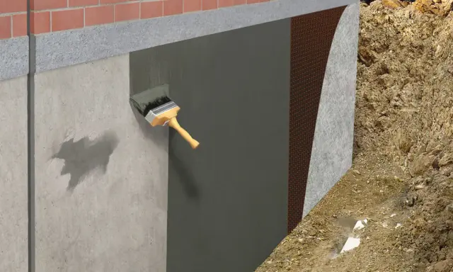 Aplicación de membrana para impermeabilizar pared exterior. Se ve una brocha aplicando material sobre el muro de concreto, seguido de una capa protectora y tierra.