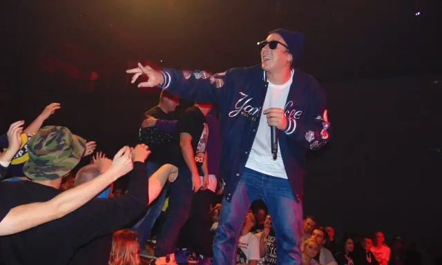 Raper na scenie w Łodzi, w bluzie z napisem "Yankee", nawija do tłumu. Hip hop łódź w najlepszym wydaniu!