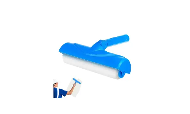 Rodillo pintar techo azul, ideal para renovar espacios. Un pintor lo usa para pintar una pared.