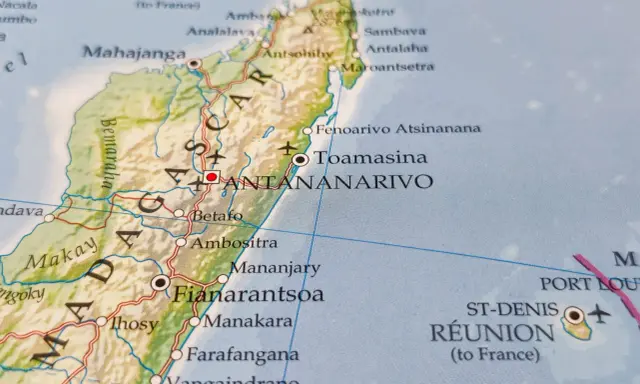 Mapa polityczna pokazuje, gdzie leży Madagaskar, z zaznaczonymi miastami jak Antananarywa i Toamasina, oraz wyspą Reunion.