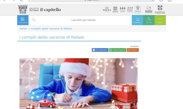 Bambino con cappello di Babbo Natale scrive appunti, circondato da luci natalizie e regali. Perfetto per trovare compiti per le vacanze di Natale divertenti.