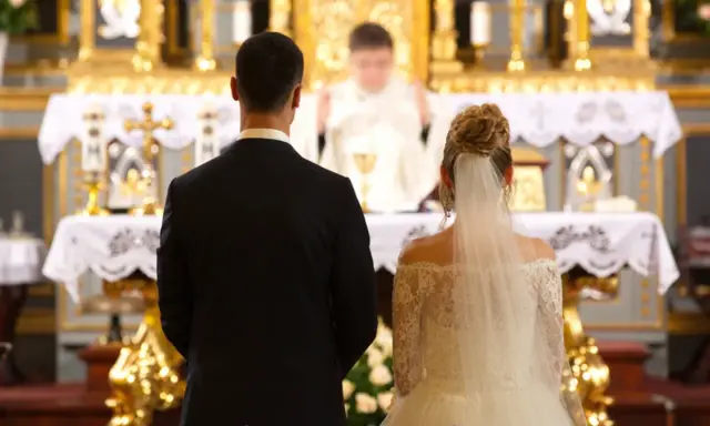 Para młoda przed ołtarzem, świadectwo ich miłości i wiary. To właśnie dlatego chce zawrzeć małżeństwo w kościele, by ich związek błogosławił Bóg.