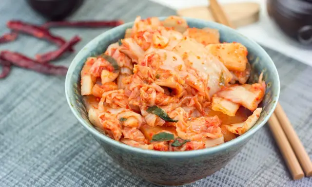 Jak zrobić kimchi w domu? Odkryj sekrety smaku i zdrowia!