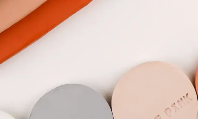 Stavar av lera som inte torkar i grått, rosa och orange, samt runda provbitar märkta "TERRACOTTA" och "ROSE PINK".