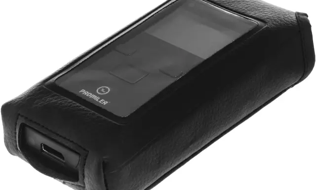 Czarny futerał ze skóry na promiler alp-1 lite. Widoczny port USB i logo.